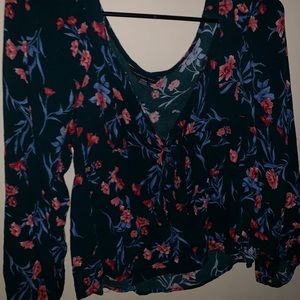 AMERICAN EAGLE BLOUSE FLOWERS MEDIUM